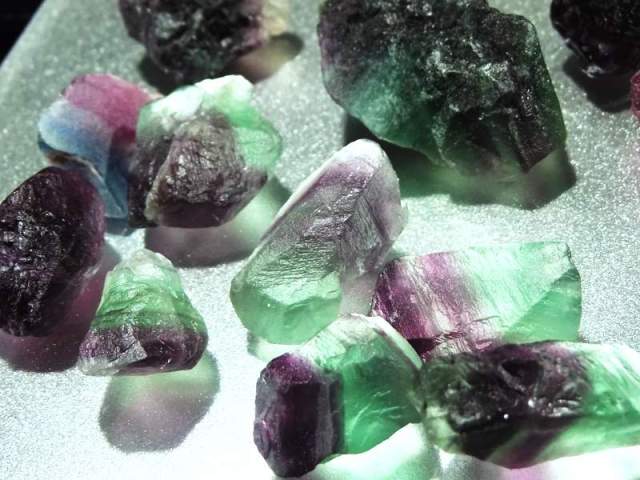 小サイズ ラフカットタンブル グリーン&パープル フローライト 200gセット 浄化用 インテリアに 粒の大きさ 約15mm-35mm 中国 浙江省産