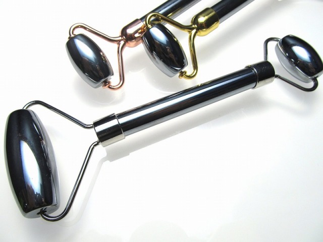 本物保証 選べる3色 テラヘルツ鉱石 美顔ローラー 全長 約150mm つやつや光沢で鏡のような表面 話題の 高純度 テラヘルツ 鉱石 2026年 検査機関にて検査済み