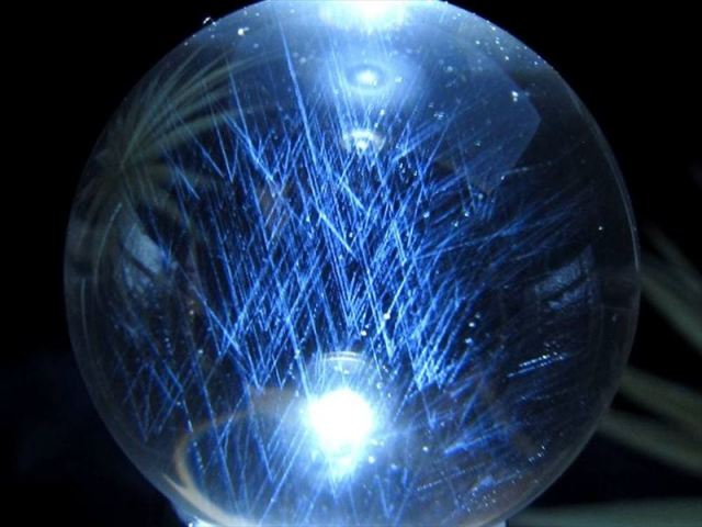 光に浮かぶ神秘のラダー 天然無垢水晶 丸玉 木製台座付き 重さ約43.1g 直径約31.4mm エンジェルラダークォーツ 完全透明 一切の曇りなし