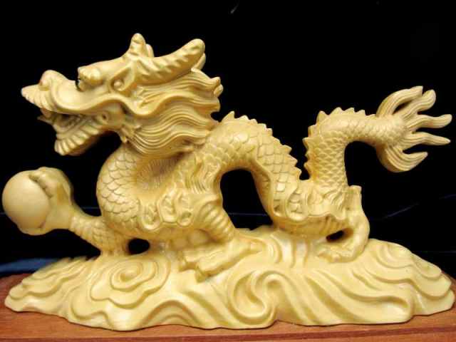 精密彫り5A 開運 木彫り 玉持ち龍神(ドラゴン)置物 高さ約100mm 全長約135mm 金運 財運 台座付き 天然木 香榧木製