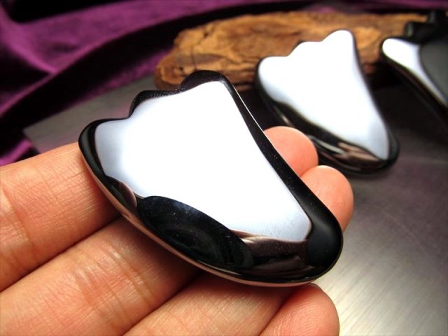 kテラヘルツおまとめ テラヘルツ鉱石 ミニかっさプレート 携帯用ポーチ付き 縦約42mm×横約