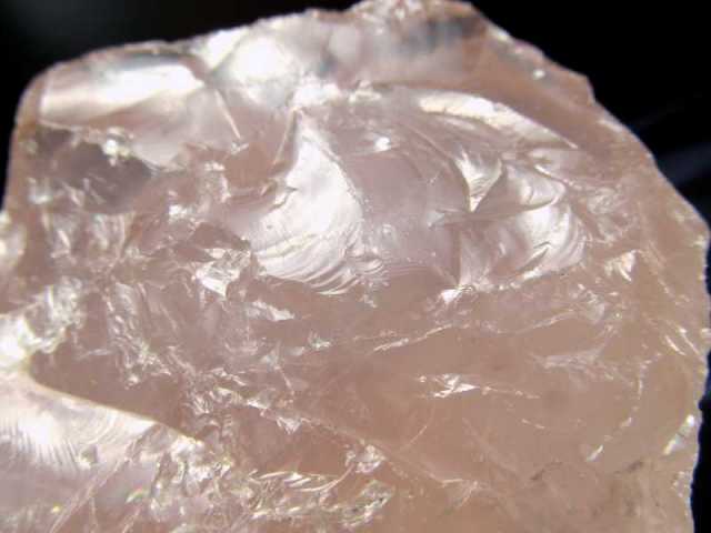 瑞々しい透明ピンク 光沢ローズクォーツ 原石 専用木製台座付き 高さ約105mm 重さ685.5g 透明感抜群 女子力UP 一点もの マダガスカル産 パワーストーン 天然石