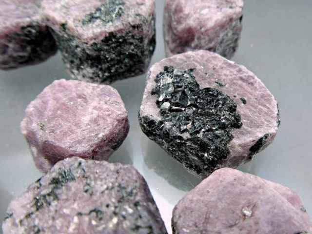 ブラックライトで光る ナチュラル ルビー 原石 六角タイプ 100g 約1.5