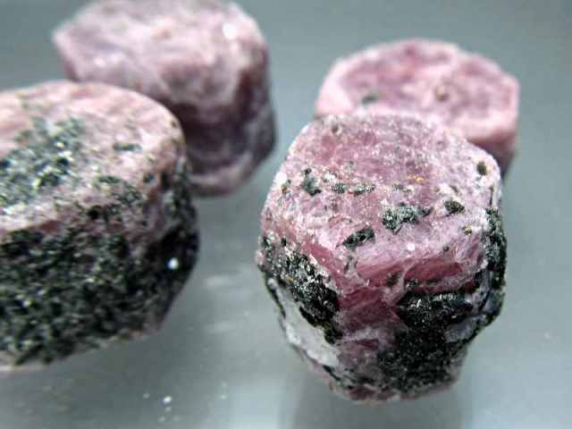 ブラックライトで光る ナチュラル ルビー 原石 六角タイプ 100g 約1.5