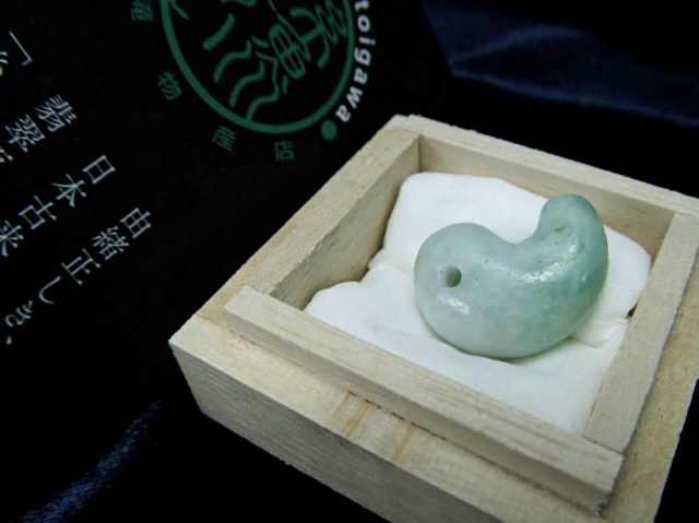 ☆翡翠原石☆糸魚川硬玉【小滝・川ズレ・底面カット959g】