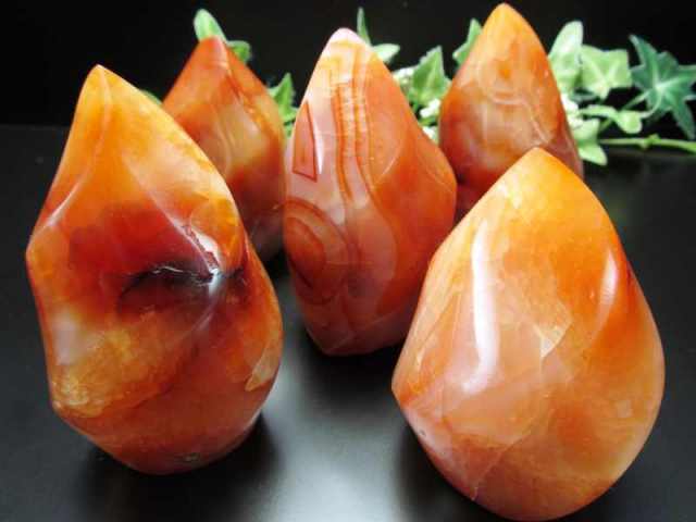 模様くっきり サードオニキス 炎型ツイスト置物 重さ160g-180g 古来より神聖とされる炎モチーフ 赤縞瑪瑙 夫婦の幸せのお守り 絆を育む石 8月の誕生石