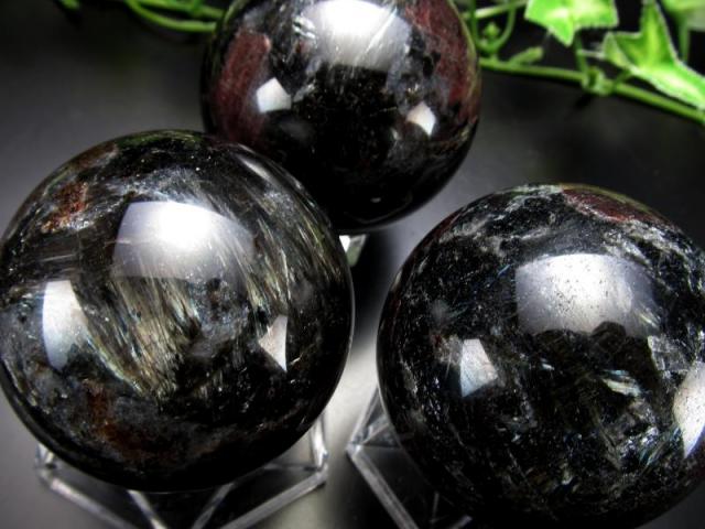 レアなガーネット入り ガーネットインヌーマイト 丸玉 直径約54mm-56mm 希少なガーネットとヌーマイトの共生 ブルー&ゴールドの輝き 太古の天然石