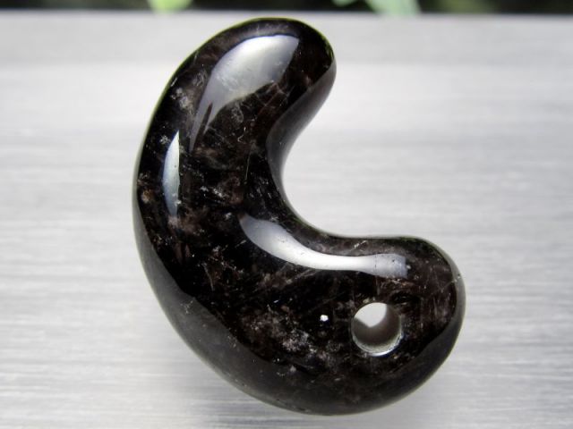 希少 国産黒水晶 モリオン 勾玉 専用ケース付き 約30mm 重さ10.9g 最強の魔除け・邪気払いの石 モリオン 勾玉(まがたま) 山梨県黒平産