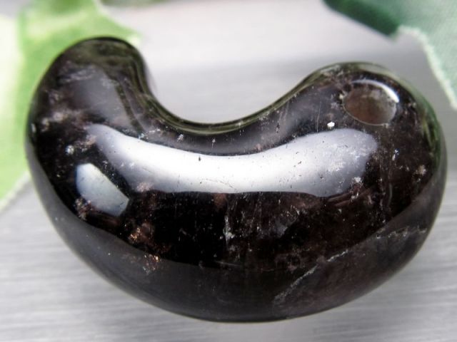 希少 国産黒水晶 モリオン 勾玉 専用ケース付き 約30mm 重さ10.9g 最強