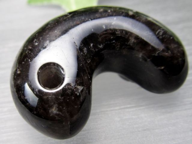 希少 国産黒水晶 モリオン 勾玉 専用ケース付き 約30mm 重さ10.9g 最強