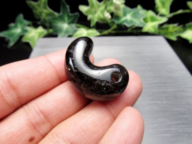 希少 国産黒水晶 モリオン 勾玉 専用ケース付き 約30mm 重さ10.9g 最強