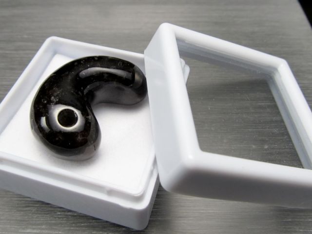 希少 国産黒水晶 モリオン 勾玉 専用ケース付き 約30mm 重さ10.9g 最強