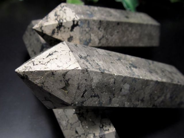 ギラギラゴールド チャルコパイライト(黄鉄鉱) ポイント 重さ 140g-160g 迫力満点 仕事運・金運アップ 別名「フールズゴールド(愚者の黄金)」 ペルー産