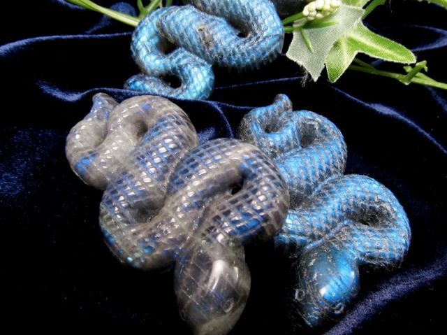 1点物 ブルーシラー綺麗珍しいラウンドラブラドライトカービングの