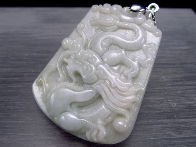 立体的な彫り技巧 龍 彫刻 翡翠(ジェイド) ネックレス 縦約45mm 重さ約  