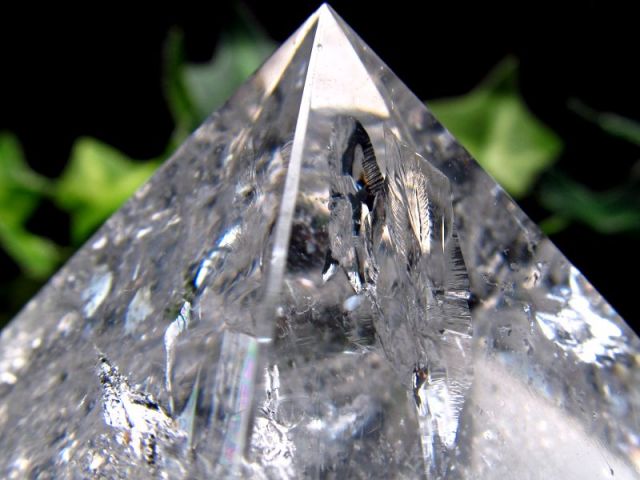 激レア・虹入り レムリアン水晶 ピラミッド置物 高さ約35mm 重さ71g 古代の叡智を封じ込めた水晶 レムリアンクリスタル ピラミッドパワー ブラジル産