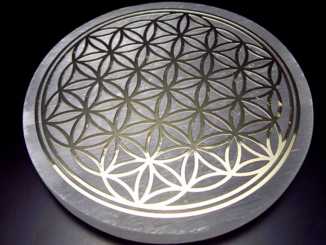 コースターサイズ 美品キャッツアイ セレナイト ジプサム 透石膏 フラワー・オブ・ライフ サークル型プレート 直径約83mm×厚さ約8mm ゴールド