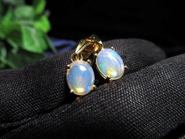 ゴールドカラー プレシャスオパール 蛋白石 ペンダントトップ ぷっくりオーバル型 個売り 石サイズ縦約9mm SILVER925 幸運を呼び込む石 メキシコ産