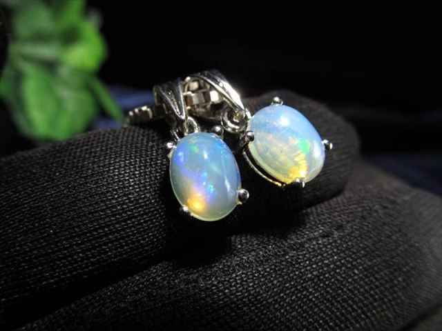 シルバーカラー プレシャスオパール 蛋白石 ペンダントトップ ぷっくりオーバル型 石サイズ縦約9mm SILVER925 幸運を呼び込む石 メキシコ産