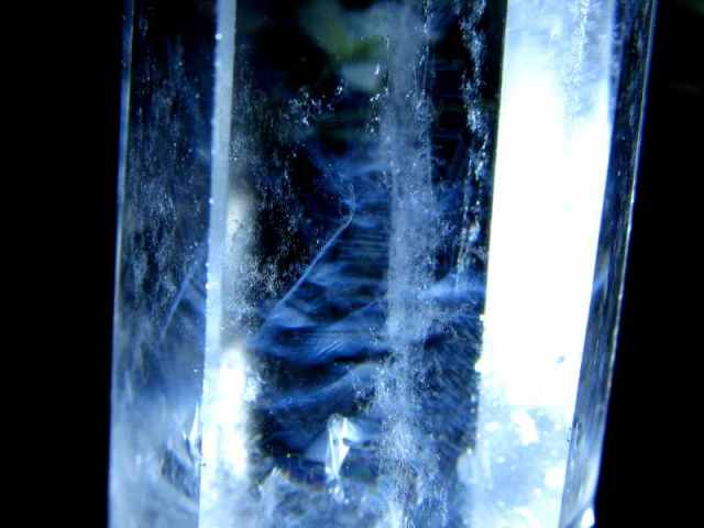 虹、エンジェルフェザー & ラダー入り エンジェルラダー入り 水晶ポイント 六角柱 置物 高さ113mm 重さ177.8g 極上超透明 浄化 インテリア 一点もの