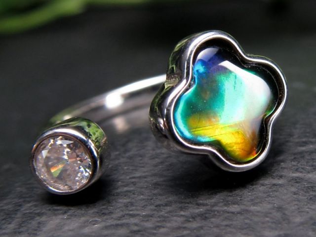 生物起源の宝石 5A アンモライト&ホワイトトパーズ クローバー リング フリーサイズ 約12号?17号