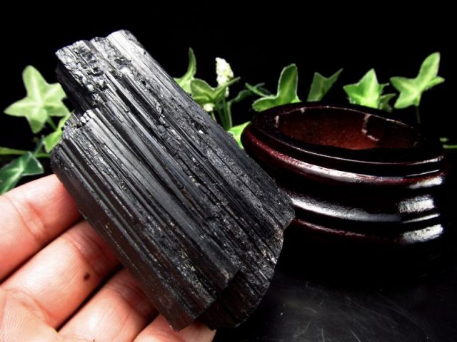 艶やかなブラック結晶 ブラックトルマリン 原石 台座付き 重さ 280g 高