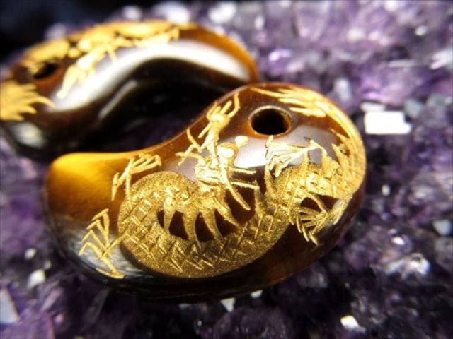 1個売り 金彫り タイガーアイ 勾玉 縦約30mm×横約20mm 龍彫りまがたま 虎目石 南アフリカ産 tn-s パワーストーン 天然石