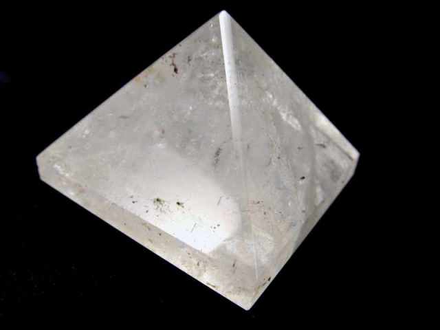 虹・ライモナイト入り 天然水晶 ピラミッド置物 底辺幅 約56mm 重さ147g 大人気スピリチュアルグッズ ピラミッドパワー 一点もの ブラジル産 パワーストーン