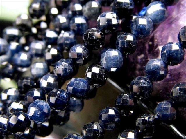 激安宣言 小サイズビーズ 約2.5mm前後 サファイア 青玉 多面カット連 一連 約37-39cm キラキラ多面カット 9月の誕生石 勝利を呼ぶ石 ミャンマー産 geki