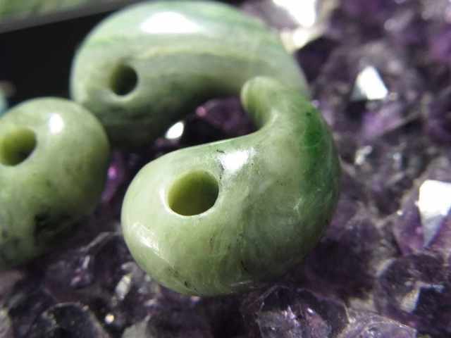 数量限定 日高翡翠 勾玉 縦約16mm-20mm×横約11mm-13mm 1個売り 美しいグリーンカラー 魔除けや厄除け&幸運のお守り 5月の誕生石 証明書付属 北海道産