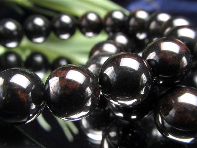 艶やかな黒に紅が浮かぶ神秘の模様 花十勝石 紅十勝石 ブレスレット 約9mm-9.5mm×21珠前後 北海道の大地が育んだ希少な天然ガラス 国産の黒曜石