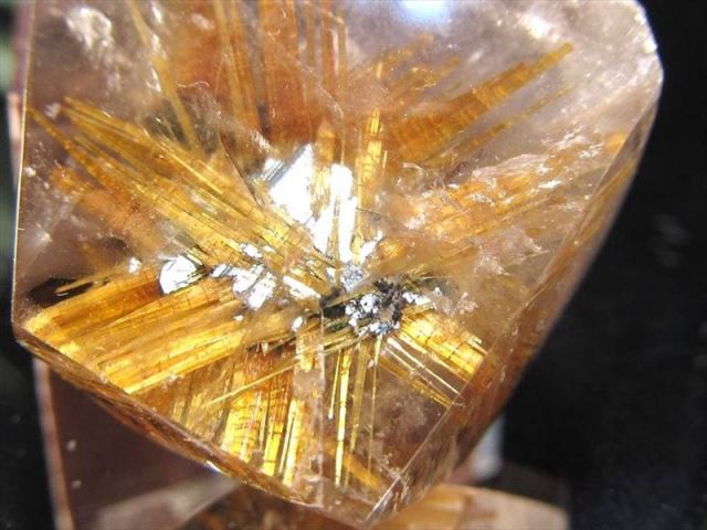 太陽放射ルチル ゴールドルチルクォーツ フリーフォームタンブル 最大幅約23.6mm 重さ約6.9g 圧巻の放射状結晶 金運・勝負運の石 1点物 ブラジル産