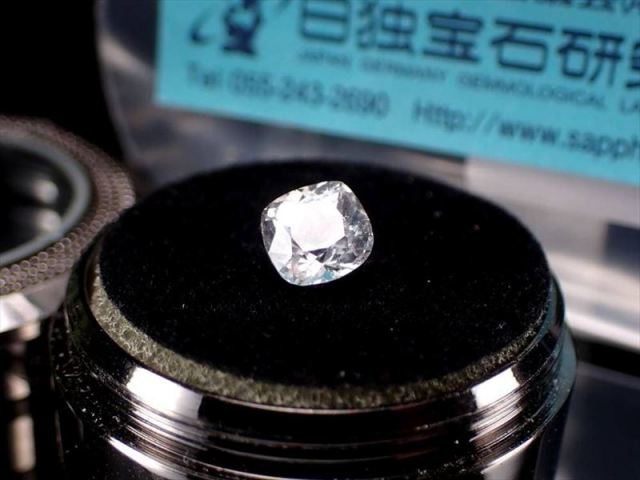 宝石質 ホワイト・フェナカイト ルース クッションカット ソーティング付属 約5.67mm×5.65mm×4.32mm 約0.864ct 世界中のヒーラーが渇望する希少石