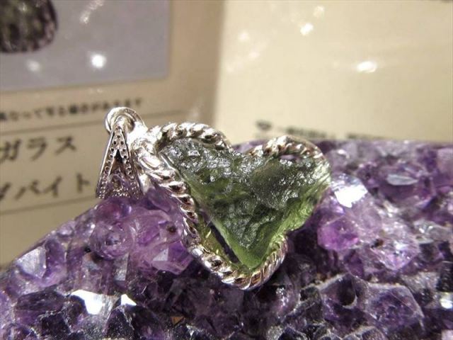 【鑑別書つき！】希少サイズ！モルダバイト　特大サイズ！34g！原石 鑑別書つき！】希少サイズ！モルダバイト 特大サイズ！34g！原石