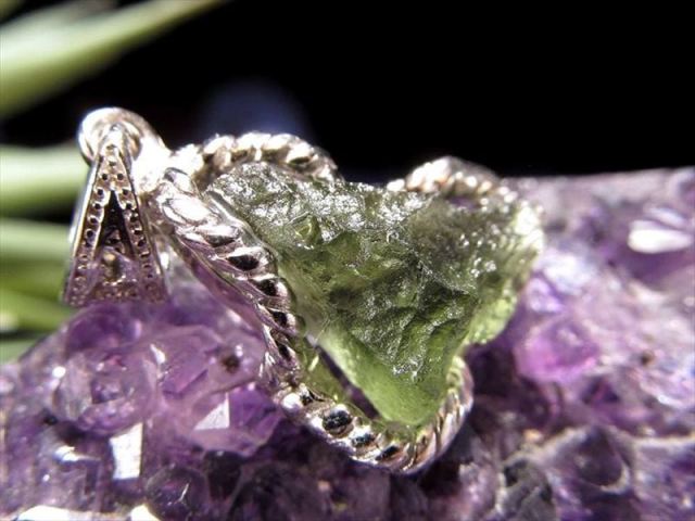 鑑別書付属 モルダバイト原石 ペンダントトップ 石サイズ縦約15.6mm×約