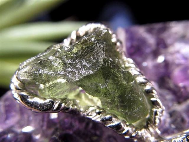 希少！モルダバイト原石ペンダントトップ♪ モルダバイト原石 ペンダントトップ サージカルステンレス SUS316 金属