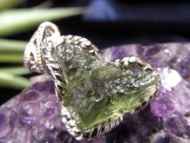 鑑別書付属 モルダバイト原石 ペンダントトップ 石サイズ縦約15.6mm×約