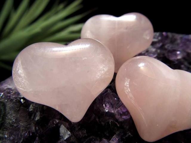【ローズ クォーツ】　ハート シェイプ ③ スタンド付　ブラジル産 ブラジル産]ローズクォーツハートシェイプ - 埼玉県吉川市の