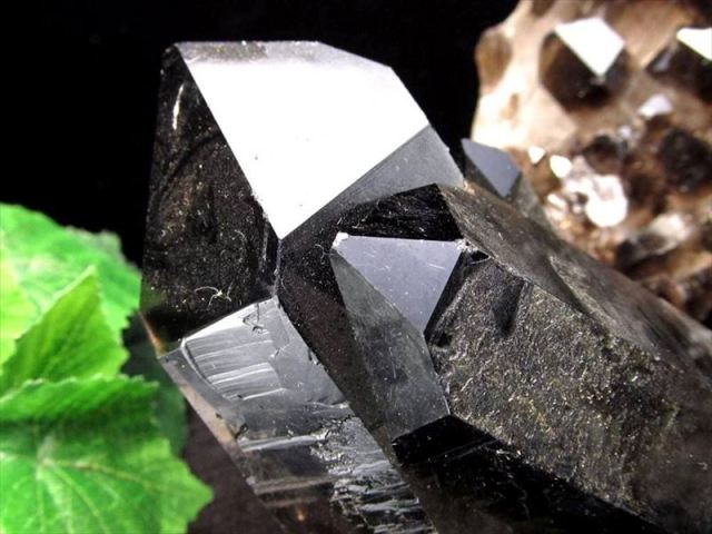 高品質 黒水晶 (モリオン) クラスター原石 1個売り 重さ約200g-250g 最強の魔除け・邪気払いの石 大自然の力強さ