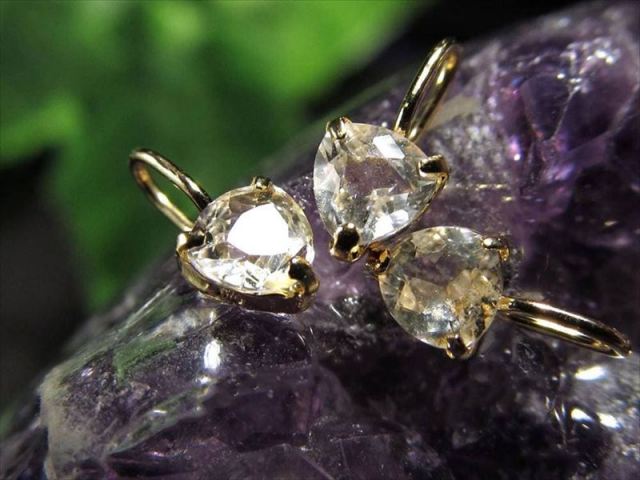 希少石 ホワイト・フェナカイト トリリアントカットペンダントトップ 石サイズ直径約4mm 1個売り 18金ゴールド 最高品質フェナカイト 不変、完全、達成の象徴