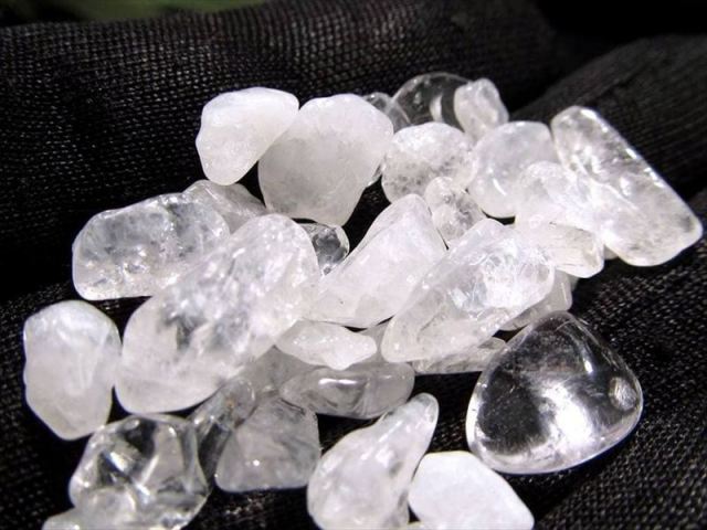 希少原産地アンゴラ 小粒タイプ スノーホワイトクリスタル 白水晶 さざれ たっぷり1kg入り 粒の大きさの平均約3mm-8mm 4月の誕生石 万能ストーン アンゴラ産