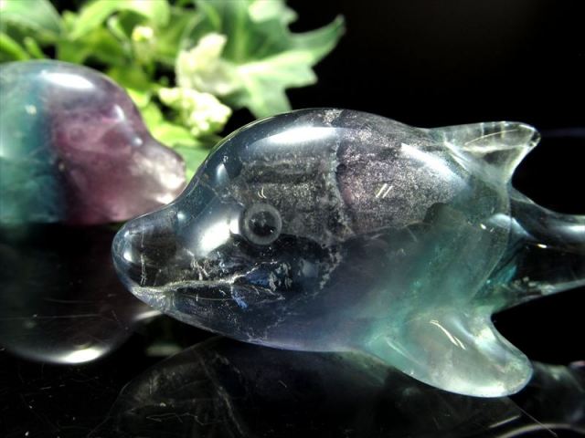 マルチカラーフローライト 蛍石 ドルフィン 彫刻置物 縦約7cm 横約3cm 1個売り 優雅に泳ぐキュートなイルカ 幸運の使者 インテリアや贈り物に アメリカ産