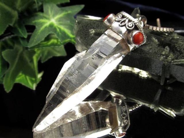 男女兼用 ガネーシュヒマール産 水晶 ポイント ペンダントトップ 長さ約47.8mm バチカン含まず 約23.7g ギャランティーカード付き Silver925 ポイント形状