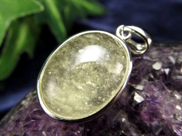 数量限定入荷 リビアングラス オーバル型 ペンダントトップ 石サイズ縦約17.59mm 重さ約3.69g 極上宝石質ジュエリー 宇宙起源の絶大なパワー