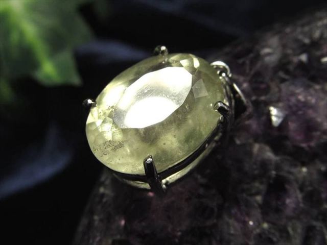 数量限定入荷 リビアングラス オーバルカット ペンダントトップ 石サイズ縦約15.28mm 重さ約3.21g 極上宝石質ジュエリー 宇宙起源の絶大なパワー