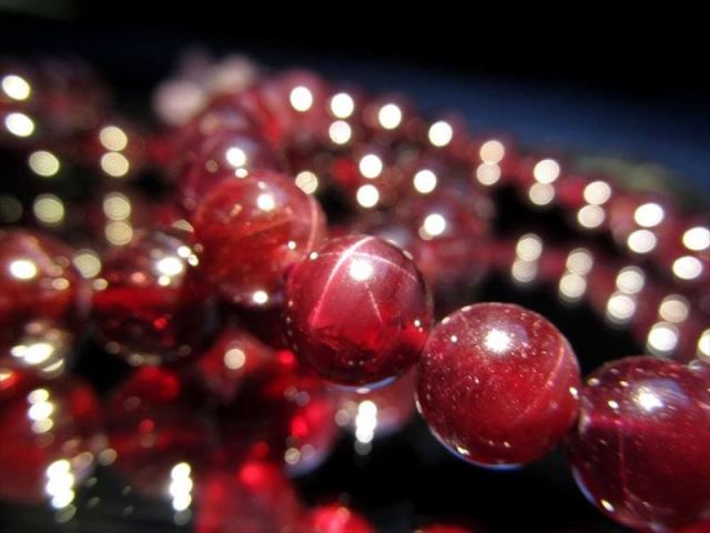 美しいアステリズム効果 スター ガーネット ブレスレット 9.5mm-10mm×20珠前後 艶やかな質感 1月の誕生石 権力・勝利・優雅さの象徴 インド産