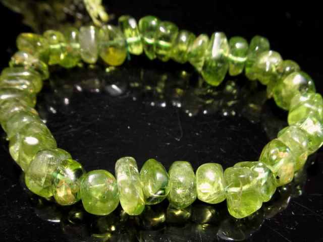 鮮やかオリーブグリーン ペリドット 不定形タンブル ブレスレット 8mm  