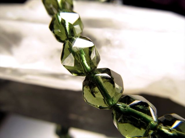 鑑別書付属 極美品 モルダバイト スターカット ブレスレット(モルダウ石) 7mm×28珠 9.48g 希少レア 本物 1点物 チェコ産