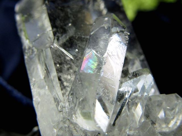 虹入り！謎多き美麗クリスタル ゼッカ産 水晶クラスター ギャランティーカード付き 最大幅約50mm 重さ43g 氷のように美しい水晶 純粋と浄化を象徴する石 一点もの ブラジル ミナス・ジェライス州ゼカ・デ・ソウザ鉱山産 got