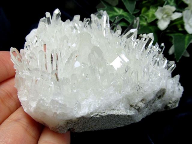 キラキラ結晶 四川 針状 水晶 クラスター 幅約99mm 重さ322.5g 超人気 